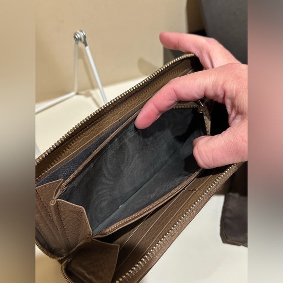 Gucci Soho Brown Zippy Wallet - Picture 13 of 16